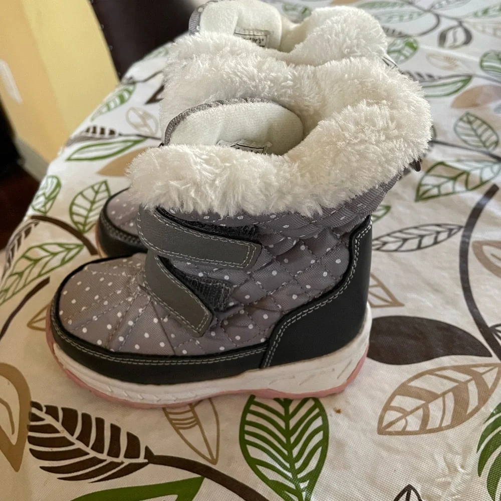 Carter’s Polka‎ Dot Snow Boots, kids size 7